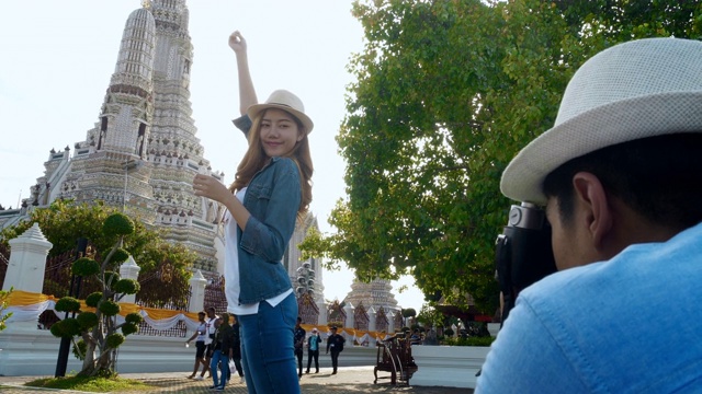 年轻的亚洲夫妇去泰国旅游。视频素材