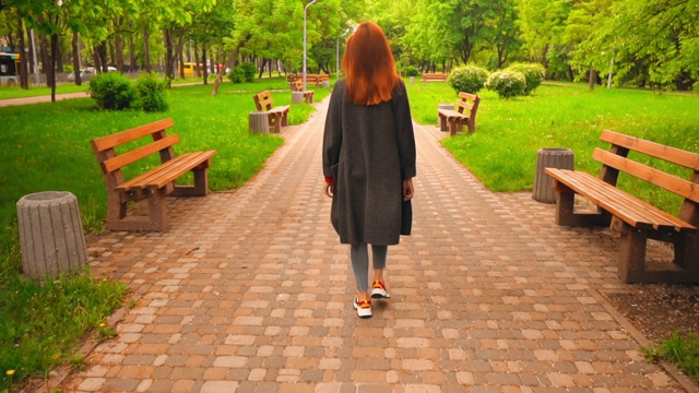 不认识的姜女行走和有乐趣的街头生活方式在春城视频素材