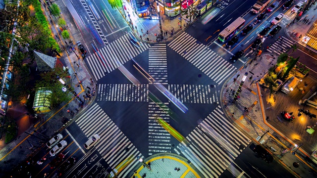 4 k。时光流逝，日本东京银座路十字路口夜晚拥挤的人群和汽车视频素材