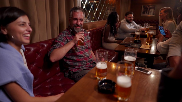不同的人一起在酒吧里喝啤酒视频下载