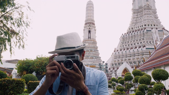 年轻的亚洲夫妇去泰国旅游。视频素材