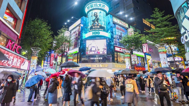 时光流逝，西门夜市。晚上，人们走在购物街上，台北，台湾视频素材