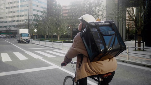 日本女食品快递员在东京送餐(慢镜头)视频下载