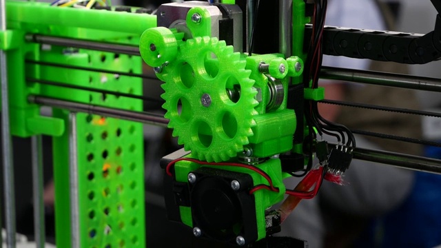 3D打印机上的塑料丝打印视频素材