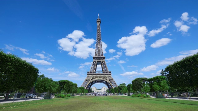 埃菲尔铁塔的时间流逝，晴朗的夏日与蓝天和绿色的火星田野在巴黎视频下载
