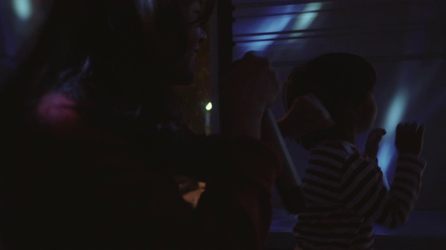 年轻的亚洲女人一群朋友在酒吧里玩卡拉ok视频素材