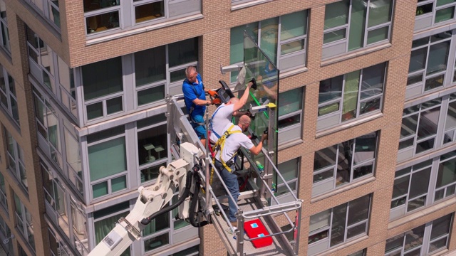 施工队准备利用升降平台进行高空作业。纽约哈莱姆区视频下载