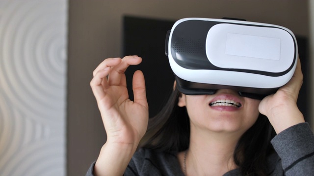 亚洲女性使用VR眼镜视频素材