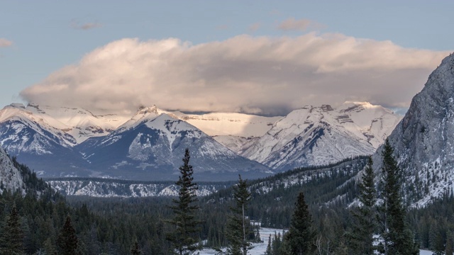 加拿大落基山脉冬季的时间流逝视频下载