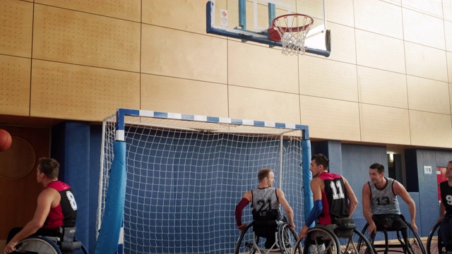 两支轮椅篮球队在锦标赛上比赛视频下载