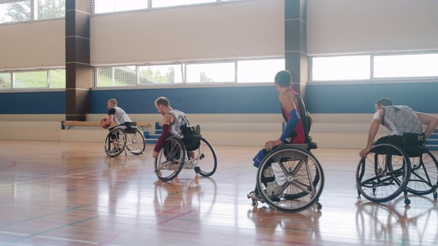 两支轮椅篮球队在锦标赛上比赛视频下载