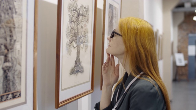 女艺术评论家在画廊看画视频素材