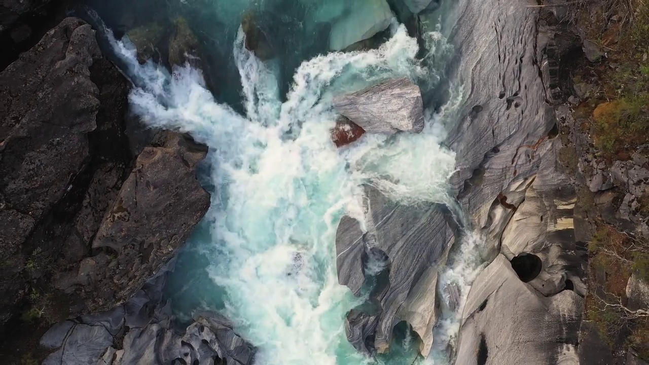 空中垂直俯瞰一条山河的表面，马莫尔斯洛特，莫i Rana视频下载