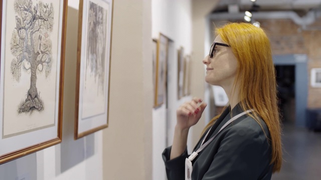 红发女子在博物馆欣赏当代艺术作品视频素材