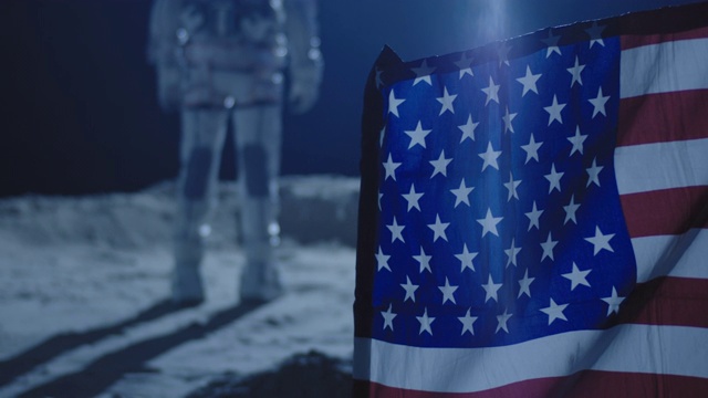 宇航员站在美国国旗后面视频素材