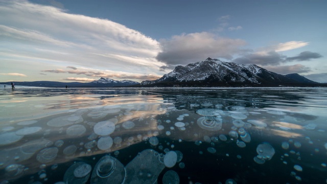冬季亚伯拉罕湖上的冰泡的时间流逝视频下载