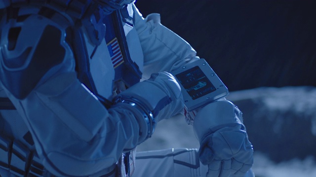 宇航员使用触摸屏视频素材