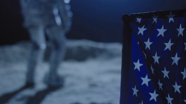 宇航员经过美国国旗视频素材