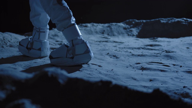 宇航员在月球上行走视频素材