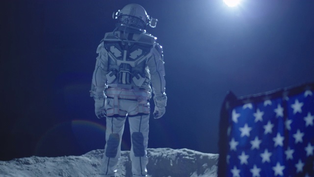 宇航员站在美国国旗后面视频素材