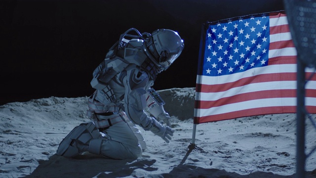 宇航员插美国国旗视频素材