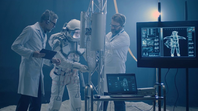 宇航员和科学家测试设备维护视频素材