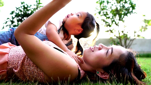 妈妈和她的小女儿一起享受户外的一天视频素材