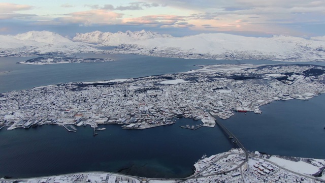 挪威北部北极小镇特罗姆瑟的鸟瞰图视频下载