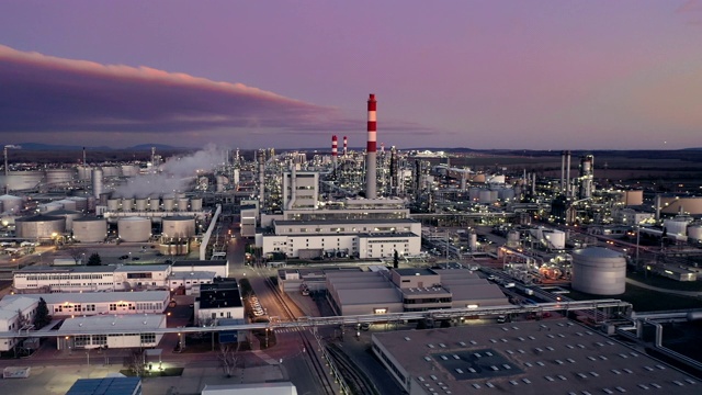 黄昏俯瞰炼油厂视频素材