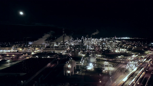 航拍炼油厂和城市景观照明在晚上视频素材