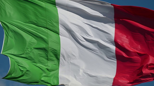 意大利共和国的国旗飘扬在帕尔马诺娃的大广场上视频素材