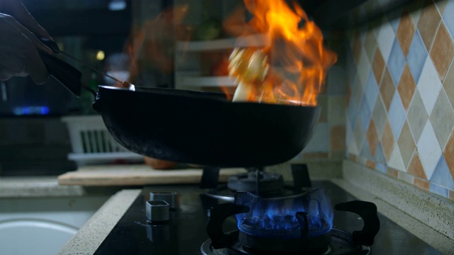 用燃烧的平底锅烹饪视频素材