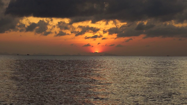 泰国帕岸岛，海面上美丽的日落视频素材