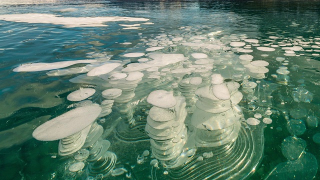 冬季亚伯拉罕湖的云景与气泡视频下载
