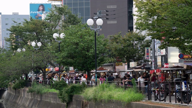 时光流逝:游客聚集在日本福冈博多中河八台小吃摊视频下载