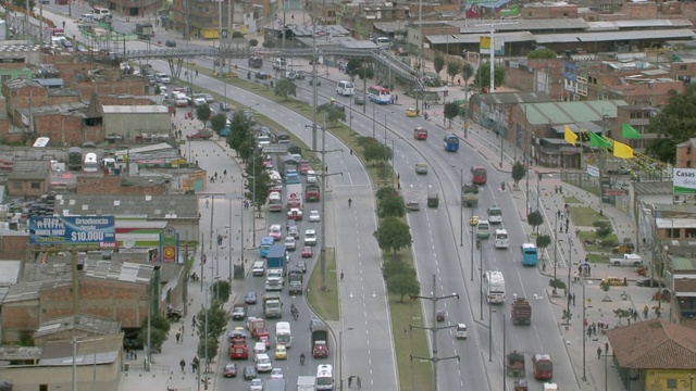 在波哥大，哥伦比亚的Autopista北高速公路交通的鸟瞰图视频下载