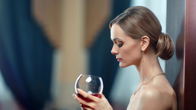 肖像性感的女士裸露的身体与一杯酒精饮料。RED摄像机的广角镜头视频素材