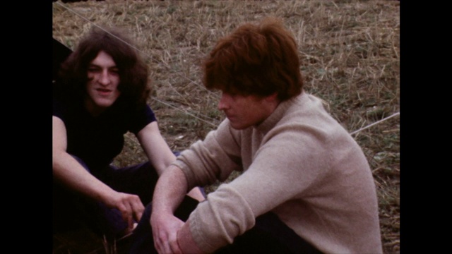 年轻人在节日里坐着演奏音乐;1970视频下载