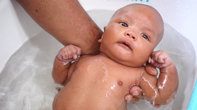 婴儿洗澡视频素材