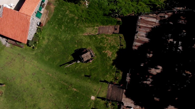 美丽的鸟瞰图在墨西哥的干草车和绿色的村庄。视频下载