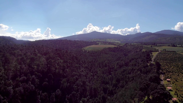 令人惊叹的鸟瞰图的confters和山在神奇的乡村在墨西哥。视频下载