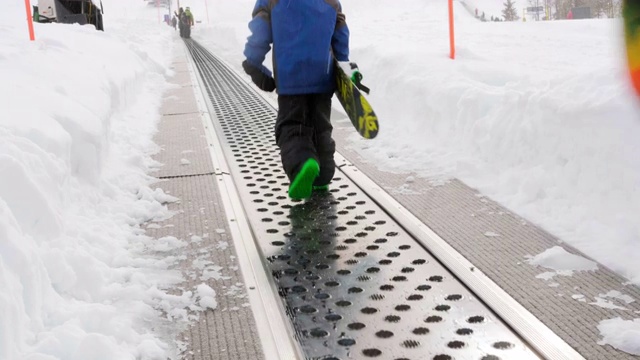 滑雪缆车上的滑雪者和单板滑雪者视频素材