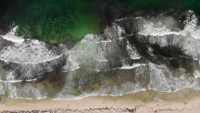 4K无人机镜头俯视图海浪发泡和溅在墨西哥坎昆的海洋。视频素材