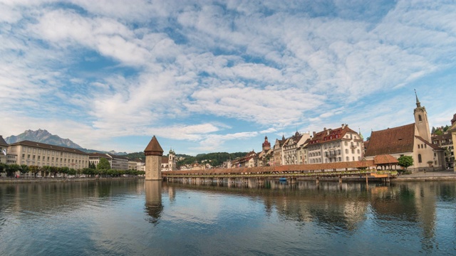 卢塞恩(卢塞恩):瑞士时间间隔4K，教堂桥的城市天际线时间间隔视频素材