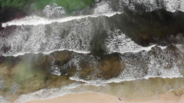 鸟瞰图流入和海面上漂浮的藻类。视频素材