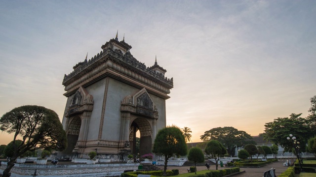 老挝万象时间间隔4K，城市天际线从夜晚到白天，帕图克赛日出时间间隔视频下载