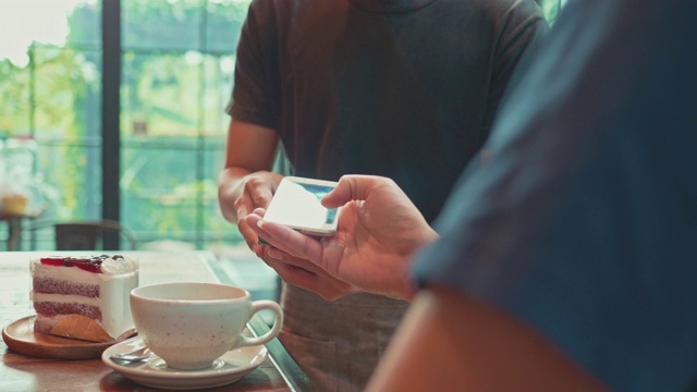 顾客可以在咖啡厅、咖啡厅和餐厅通过手机进行非接触式支付视频下载