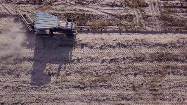 鸟瞰图。拖拉机在田间播种庄稼。视频素材