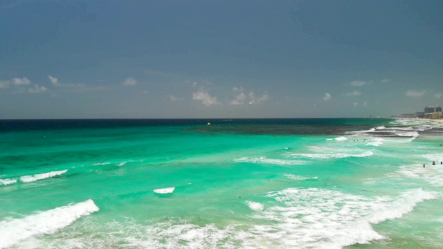 鸟瞰图美丽的加勒比海海岸线在阳光明媚的一天在坎昆。视频素材