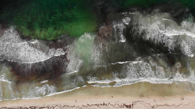 4K无人机镜头俯视图海浪发泡和溅在加勒比海坎昆，墨西哥。视频素材